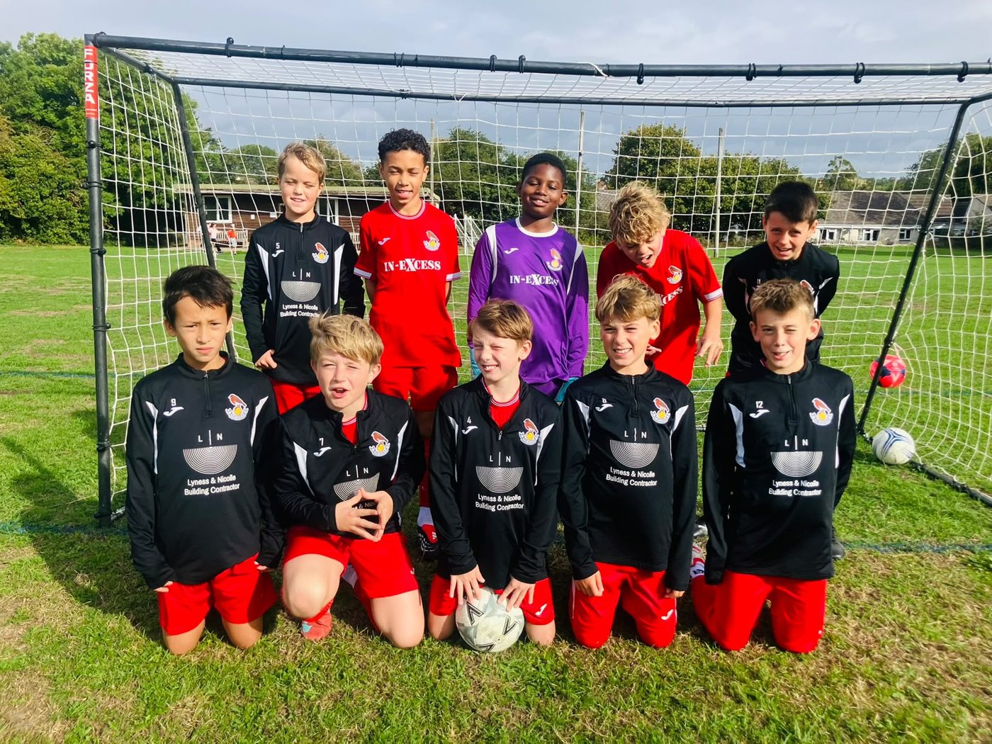 Downton FC youth team in front of the goal wearing Lyness & Nicolle sponsored tops